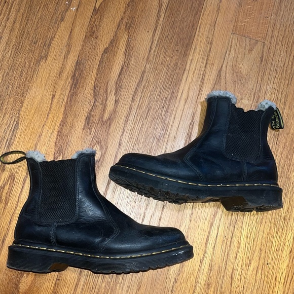 Dr Martens 2976 WOMEN'S FAUX FUR LINED CHELSEA BOOTS - Picture 1 of 6